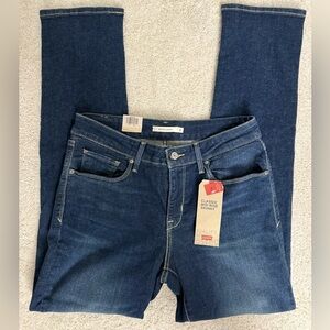 NWT Levi’s classic mid rise skinny.  Size 8
